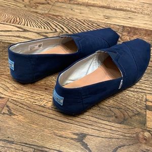 Toms in dark blue size w9.5